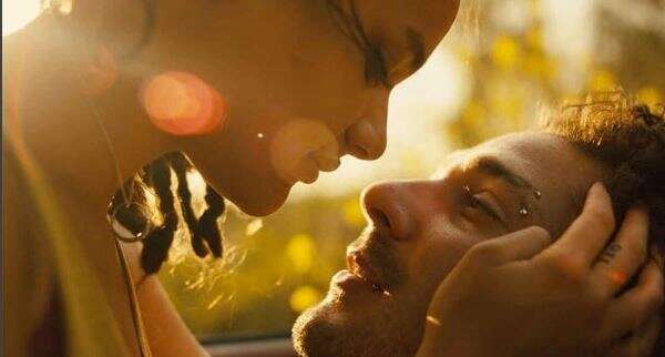 אמריקן האני: נשיקה שעוצרת את כל העולם